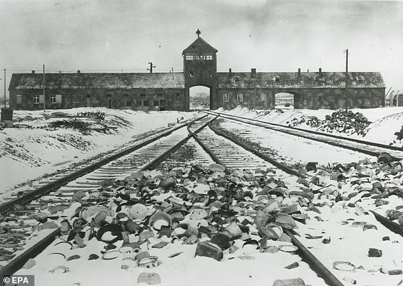 Das 1945 abgebildete Auschwitz wurde am Mittwoch vor 76 Jahren von sowjetischen Truppen befreit, nachdem im NS-Vernichtungslager rund 1,1 Millionen Menschen ermordet worden waren