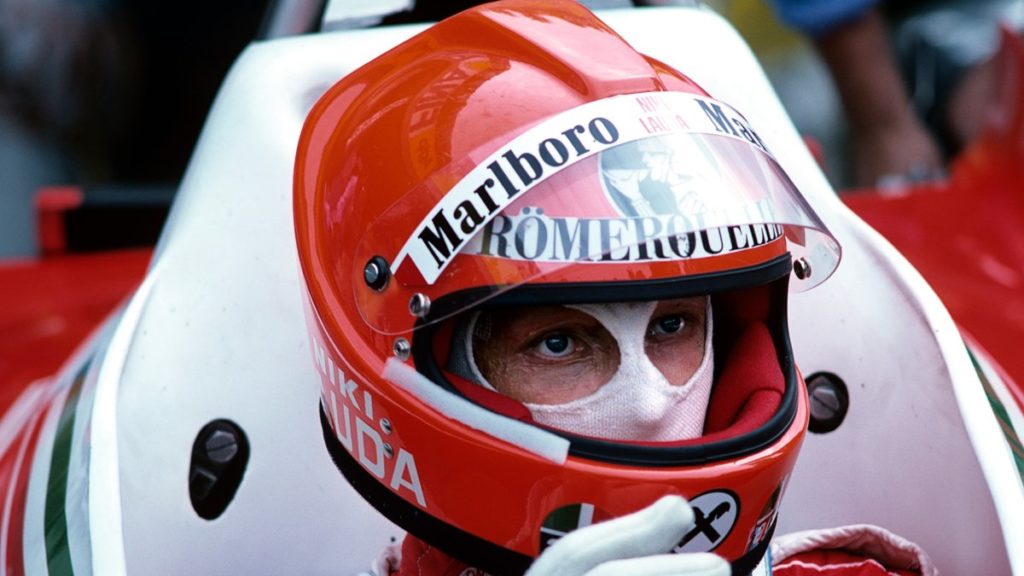 Hollywood-Schauspieler Daniel Brühl erzählt die komödiantische Geschichte hinter der Darstellung des rätselhaften Niki Lauda im F1-Film