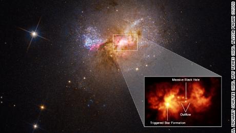 Ein detaillierter Blick in das Zentrum der Galaxie zeigt eine 230 Lichtjahre lange Nabelschnur aus Gas, die das Schwarze Loch der Galaxie mit einer Sternentstehungsregion verbindet. 