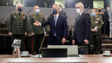 Der stellvertretende russische Außenminister Alexander Gruschko (rechts) und der NATO-Generalsekretär Jens Stoltenberg (Mitte) treffen am 12. Januar ein, um am NATO-Russland-Rat im Hauptquartier des Bündnisses in Brüssel teilzunehmen.