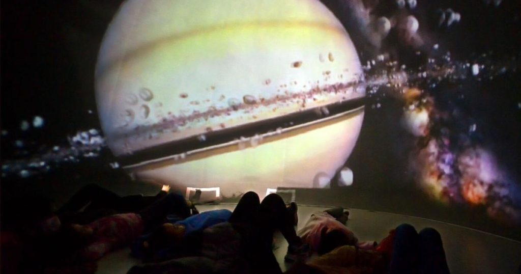 Nicht von dieser Welt: Coston-Studenten reisen mit einem mobilen Planetarium ins All |  Lokal und Staat