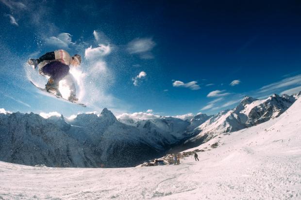 HeraldScotland: Eine Person in der Luft beim Snowboarden.  Bildnachweis: Canva