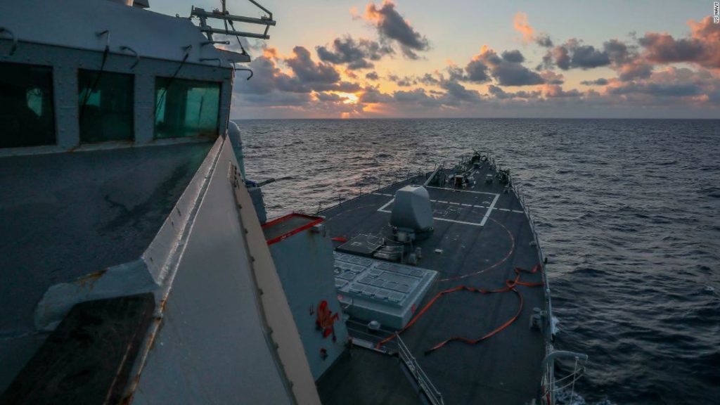 Südchinesisches Meer: Das US-Kriegsschiff USS Benfold stellt chinesische Gebietsansprüche in Frage