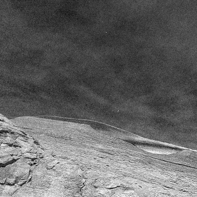 Der Rover Curiosity auf dem Mars beobachtet die vorbeiziehenden Wolken und sie sind wunderschön