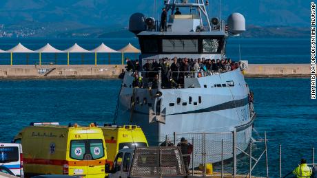 Das italienische Zollkontrollschiff Monte Sperone mit Passagieren, die von einer Fähre evakuiert wurden, kommt in Korfu an.
