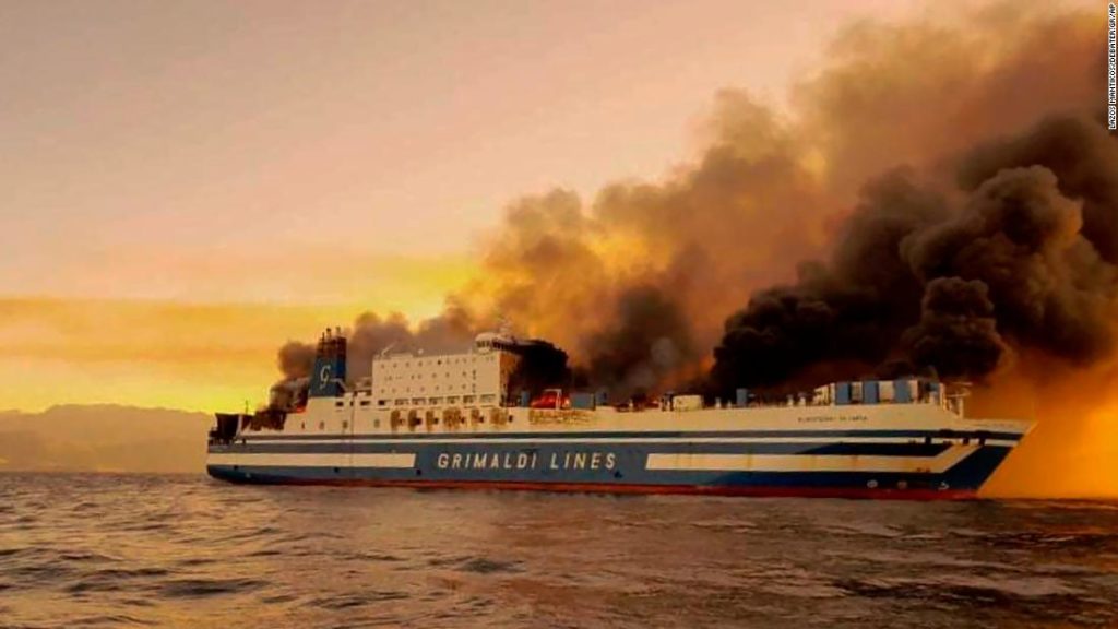 Feuer auf der griechischen Fähre: 12 Passagiere werden noch vermisst, nachdem das Feuer die Euroferry Olympia durchbohrt hat