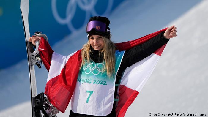 Österreichs Anna Gasser, Goldmedaillengewinnerin, posiert während einer Zeremonie am Ort des Big Air Snowboard-Finales der Frauen der Olympischen Winterspiele 2022.