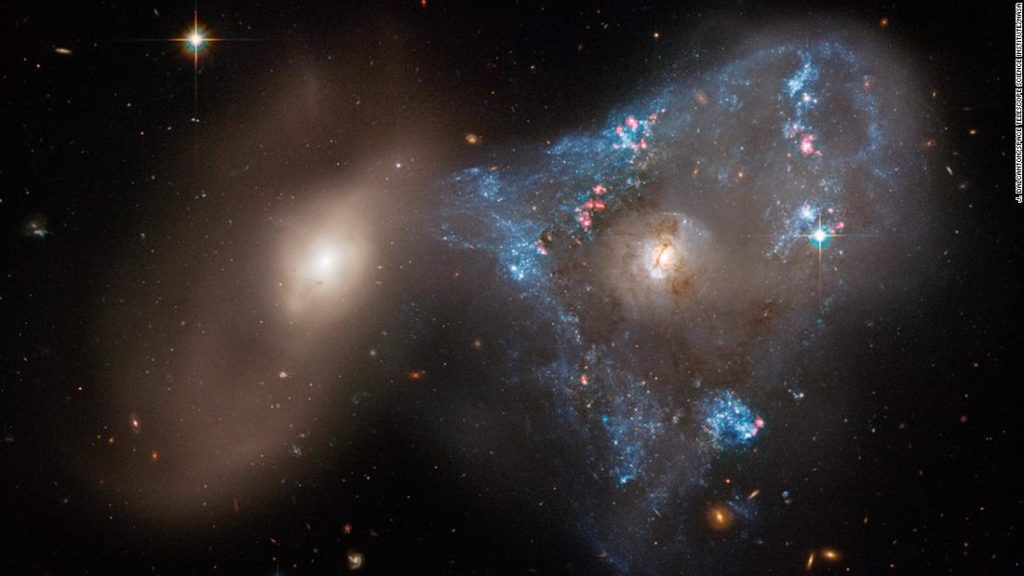 Zwei Galaxien, die zusammenstoßen, bilden ein ungewöhnliches räumliches Dreieck