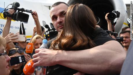 Oleg Senzow küsst seine Tochter in Kiew, nachdem er 2019 aus dem russischen Gefängnis entlassen wurde.