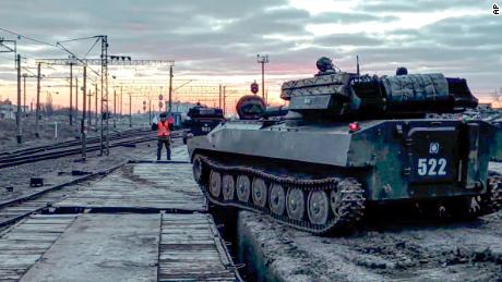 Auf diesem Foto aus einem Video, das am Dienstag vom Pressedienst des russischen Verteidigungsministeriums bereitgestellt wurde, werden russische gepanzerte Fahrzeuge nach dem Ende der Militärübungen in Südrussland auf Bahnsteige verladen. 