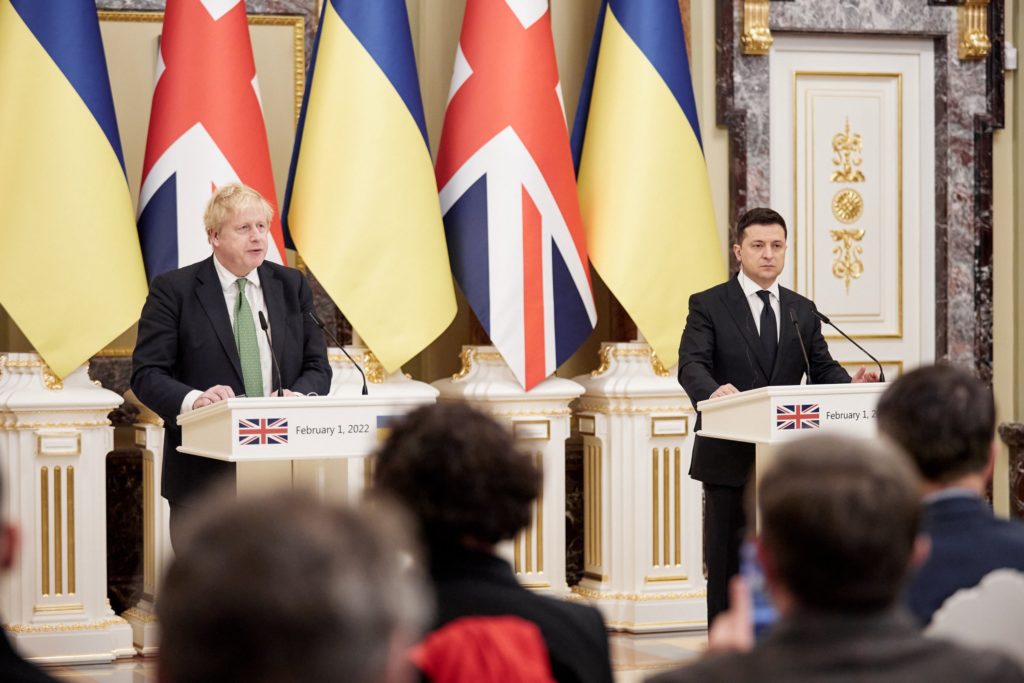 Die Ukraine-Reise gibt Boris Johnson etwas Raum, aber er kann dem Party-Skandal in der Downing Street nicht entkommen