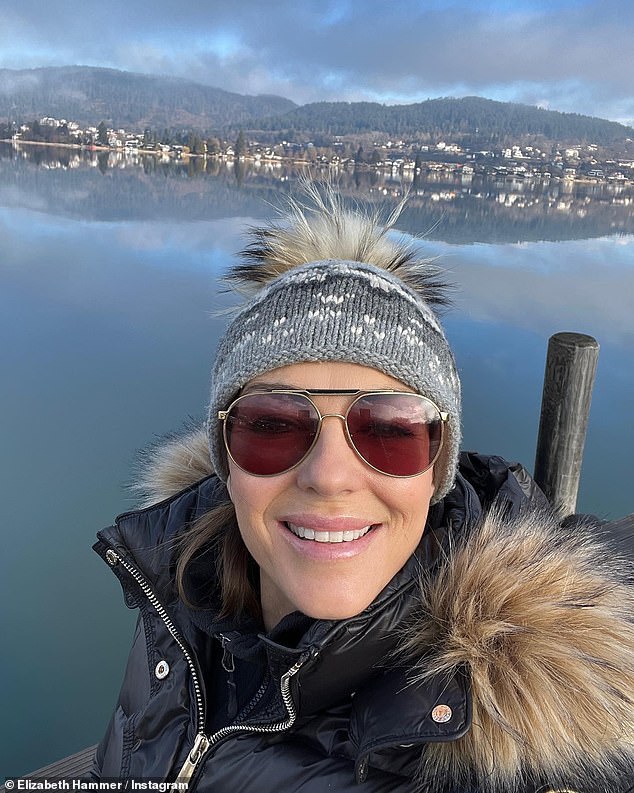 Jetset: Elizabeth Hurley, 56, posierte am Samstag für einen Instagram-Schnappschuss, nachdem sie ins Viva Mayr Medical Health Resort in Österreich in der Nähe des Wörthersees gereist war, um sich von einer kürzlichen Knöchelverletzung zu erholen