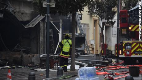 Ein Feuerwehrmann steht nach der Explosion in Saint-Laurent-de-la-Salanque am 14. Februar 2022 in der Nähe der Trümmer und der verbrannten Häuser. 