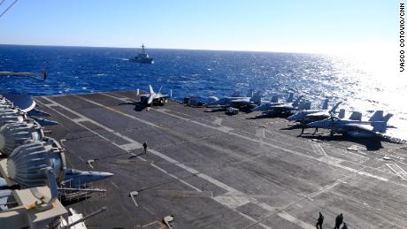 Jets stehen während des Flugbetriebs dicht gedrängt auf dem Flugdeck der USS Harry S Truman.