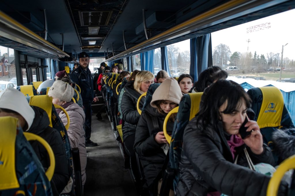 Szenen von der ukrainisch-polnischen Grenze: Endlose Schlangen, freundliche Ausländer und eine ungewisse Zukunft