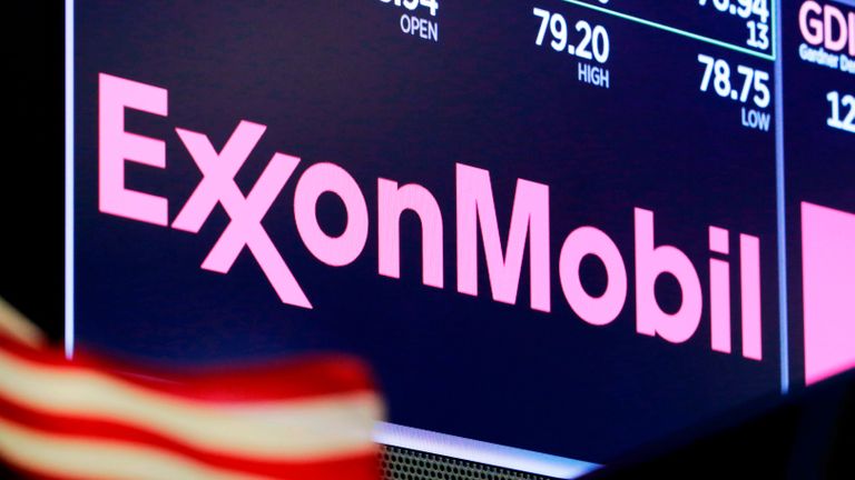 DATEI – Auf diesem Aktenfoto vom 23. April 2018 ist das ExxonMobil-Logo über einem Handelsposten auf dem Parkett der New Yorker Börse zu sehen.  Exxon Mobil erklärte am Dienstag, den 3. März 2020, wie es das Methan reduziert, das durch seinen Betrieb in die Atmosphäre freigesetzt wird, und erläuterte seine Bemühungen, während Regierungen auf der ganzen Welt neue Vorschriften zur Regulierung schädlicher Treibhausgase verfassen.  (AP Photo/Richard Drew, Akte)