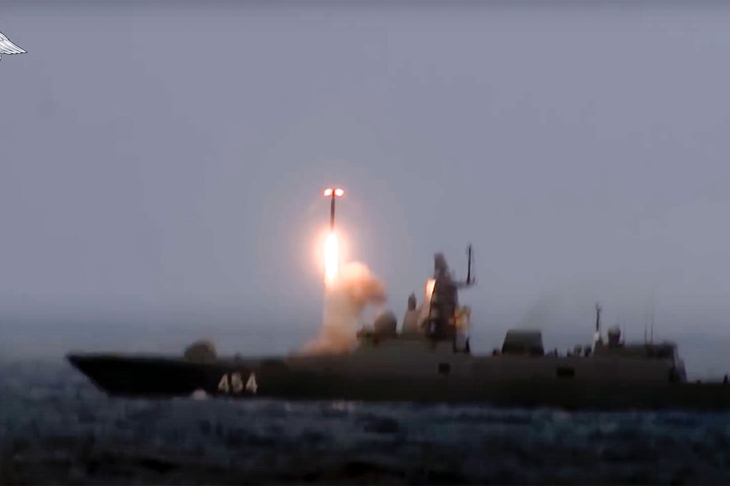Eine Zirkon-Marschflugkörper, die während Militärübungen von einer Fregatte der russischen Marine abgefeuert wurde.
