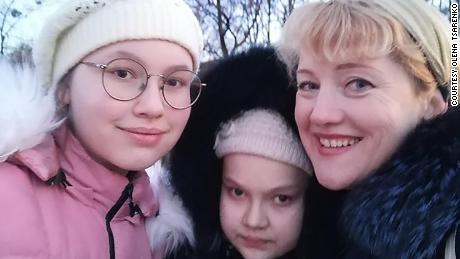 Olena Tsarenko (R) mit ihren beiden Töchtern Veronika (C) und Mary (L).