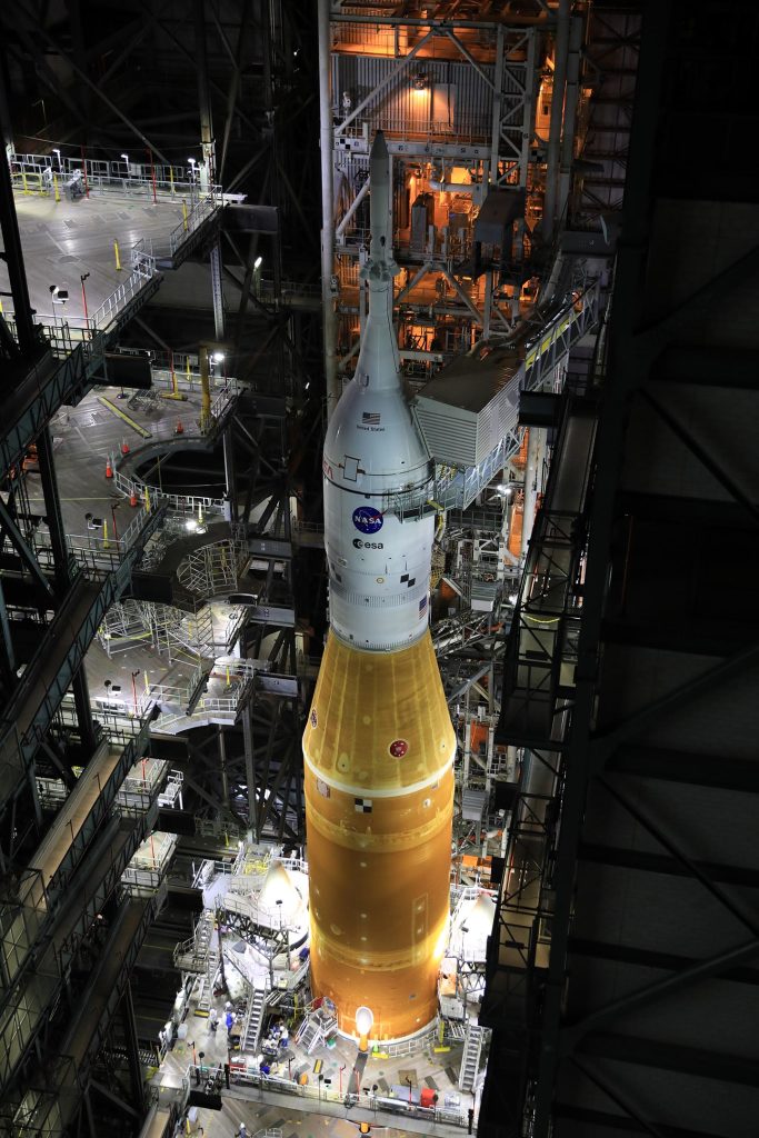VAB Artemis I Space Launch System Rakete und Orion Raumschiff