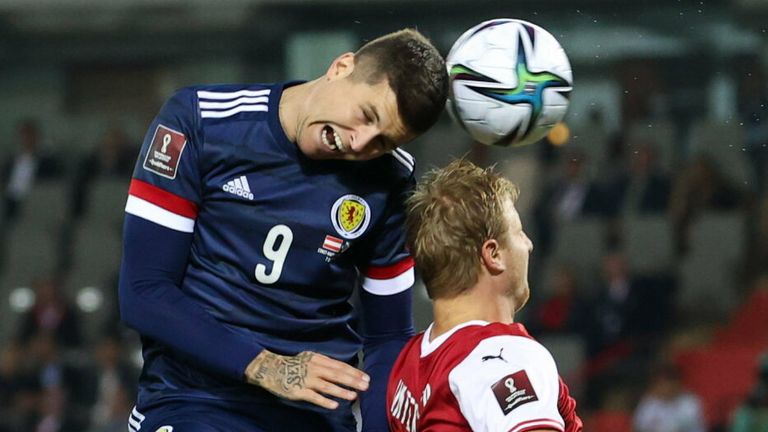 Der Schotte Lyndon Dykes hat beim FIFA WM-Qualifikationsspiel zwischen Österreich und Schottland im Ernst-Happel-Stadion einen Kopfball aufs Tor