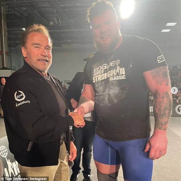 Beeindruckend!  Arnold Schwarzenegger wurde von den Stoltman-Brüdern (Tom ist rechts abgebildet) in den Schatten gestellt, als Bodybuilder die Fitness-Ikone am Montag beim Arnold Sports Festival in Ohio trafen