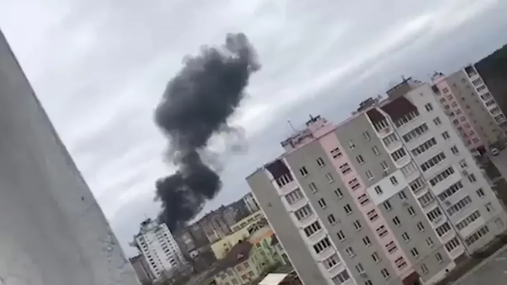 Das Video zeigt den Abschuss eines russischen Kampfjets über Tschernihiw, sagen ukrainische Beamte
