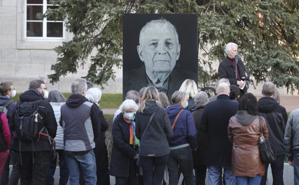 Deutschland gedenkt 96-jähriger Überlebender von Nazi-Lagern, die in der Ukraine getötet wurden