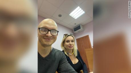 Ein Foto, das Marina Ovsyannikova und einen ihrer Anwälte, Anton Gashinsky, zeigt, wurde am Dienstag auf Telegram veröffentlicht.