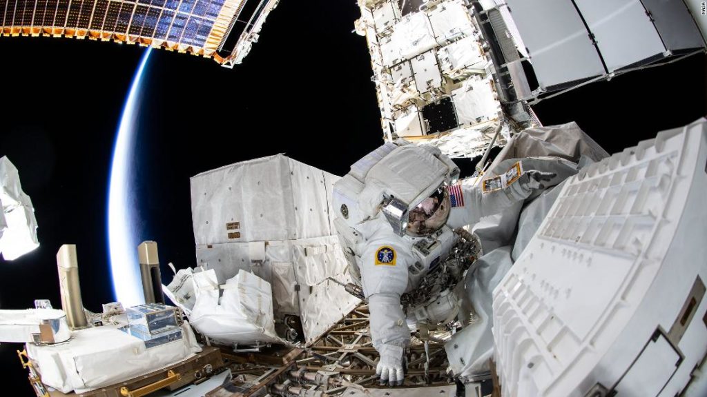 NASA-Astronauten führen einen Weltraumspaziergang durch, um die Stromversorgung der Raumstation zu verbessern