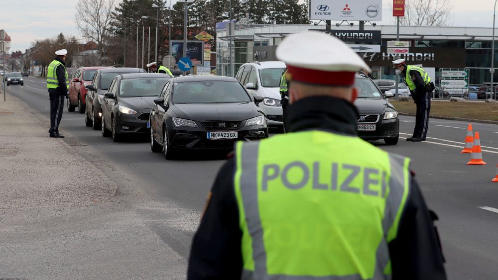 Österreichische Polizei entdeckt Migranten in „Horrorkiste“ unter Lastwagen