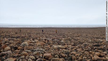 Forscher sammelten Sand- und Gesteinsproben in Grönland, um festzustellen, wann der Meteor einschlug. 