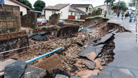 Eine stark beschädigte Straße und ein Haus nach starkem Regen in Durban am Dienstag.