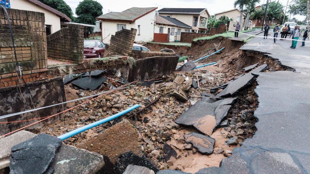 Überschwemmungen in Südafrika töten 259 Menschen und spülen Straßen weg