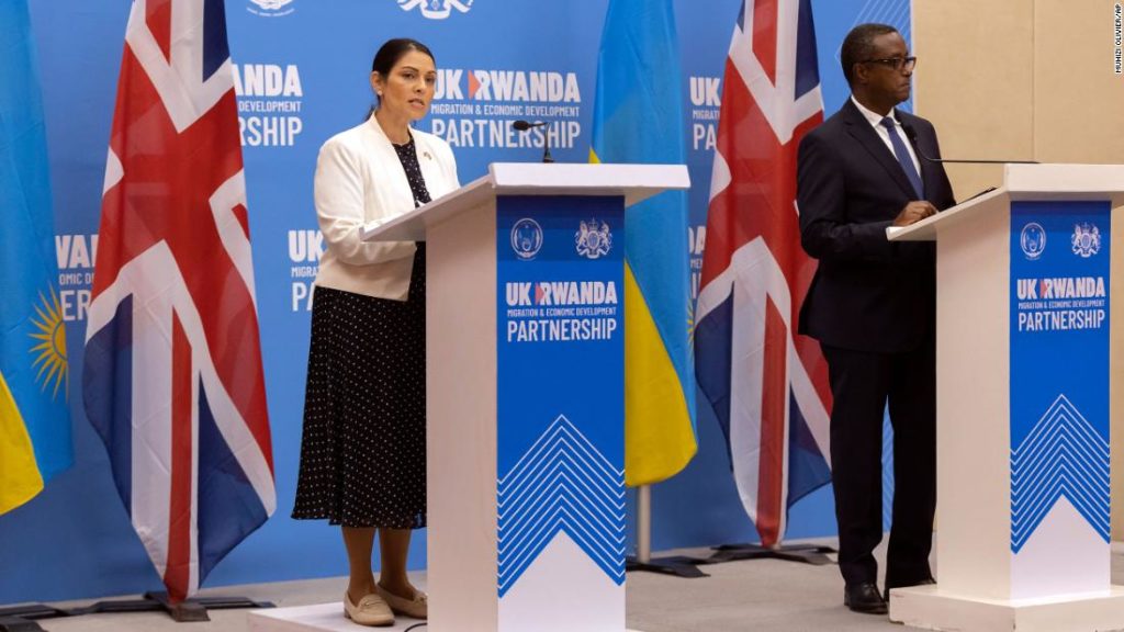 Migrantenabkommen zwischen Großbritannien und Ruanda: Großbritannien kündigt umstrittenen Plan an, Asylsuchende nach Ruanda zu schicken
