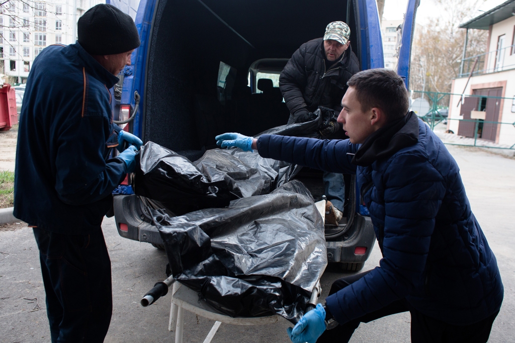 Mitarbeiter von Bestattungsunternehmen bringen während der russischen Invasion am 18. April 2022 Leichen in ein Leichenschauhaus in Bucha.
