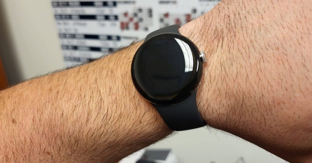 Hier ist jemand, der Googles Pixel Watch und ein 20-mm-Armband trägt