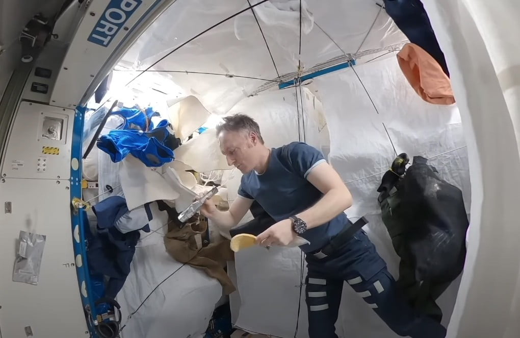 Beobachten Sie, wie sich die Astronauten der Raumstation auf das Bett vorbereiten