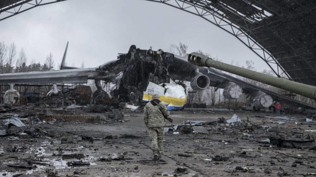 Das größte Flugzeug der Welt in der Ukraine zerstört