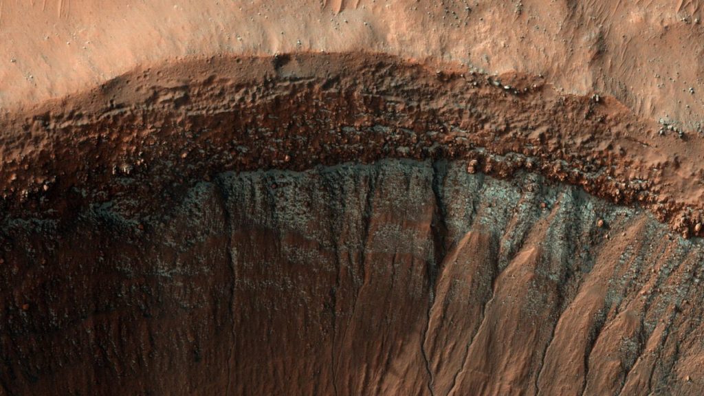 Der frostige Krater des Mars funkelt auf einem neuen Foto des Roten Planeten