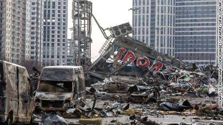 Ausgebrannte Autos und die Ruinen eines Einkaufszentrums sind nach einem russischen Bombenangriff in der Ukraine zu sehen.