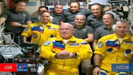 Russische Kosmonauten "geblendet"  durch die Kontroverse über die Ankunft auf der ISS in gelben Raumanzügen, sagt der NASA-Astronaut
