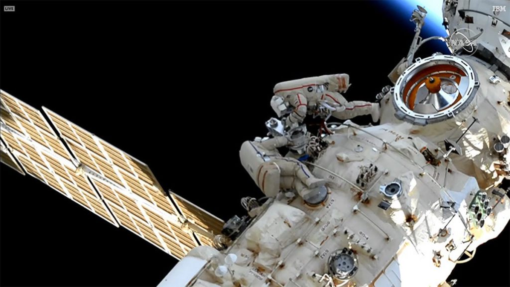 Russische Kosmonauten installieren während eines sechsstündigen Weltraumspaziergangs einen futuristischen neuen Roboterarm auf der ISS