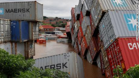 Schiffscontainer sind bei starkem Regen und Wind in Durban umgestürzt.
