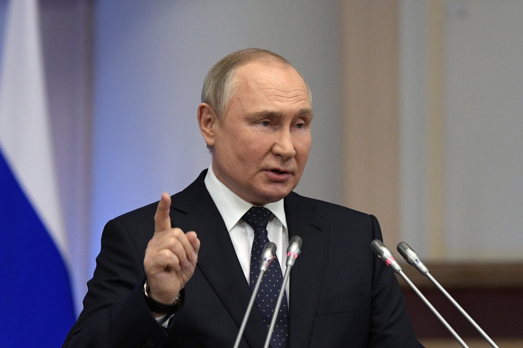 Der russische Präsident Wladimir Putin spricht am 27.