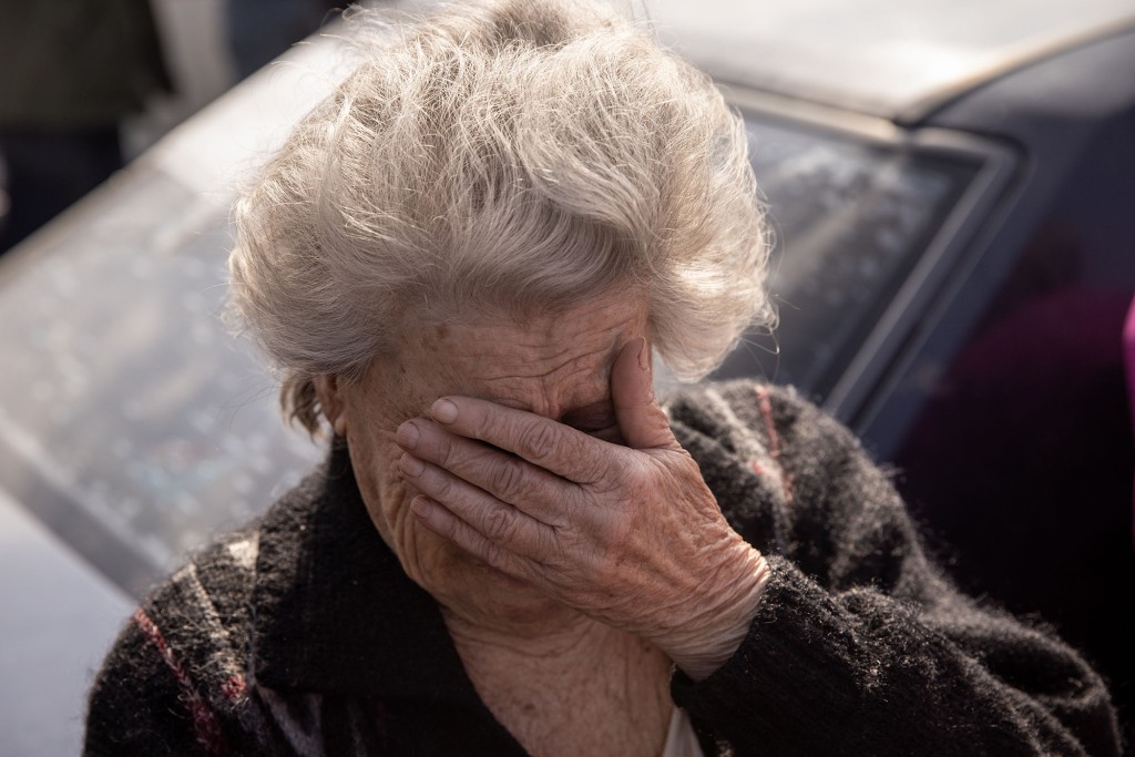 Dina, 81, aus Mariupol reagiert, nachdem sie am 02. Mai 2022 in Saporischschja, Ukraine, mit dem Auto an einem Evakuierungspunkt für Menschen angekommen ist, die aus Mariupol, Melitopol und den umliegenden Städten unter russischer Kontrolle fliehen. 