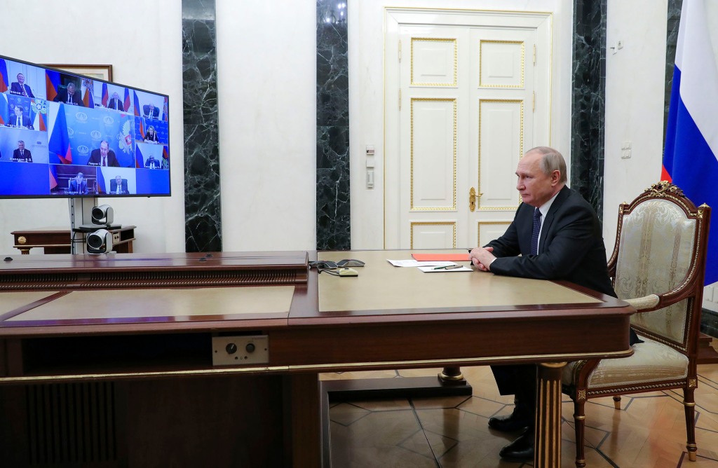 Der russische Präsident Wladimir Putin leitet am Freitag, den 29. April 2022, ein Treffen mit Mitgliedern des Sicherheitsrates per Videokonferenz im Kreml in Moskau, Russland.