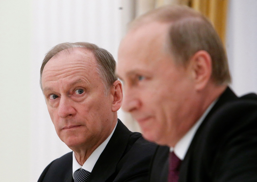 Der russische Sicherheitsratssekretär Nikolai Patruschew (L) sieht zu, wie Präsident Wladimir Putin bei einem Treffen mit hochrangigen Beamten der BRICS-Staaten, die für Sicherheitsfragen zuständig sind, im Kreml in Moskau am 26. Mai 2015 zuschaut.
