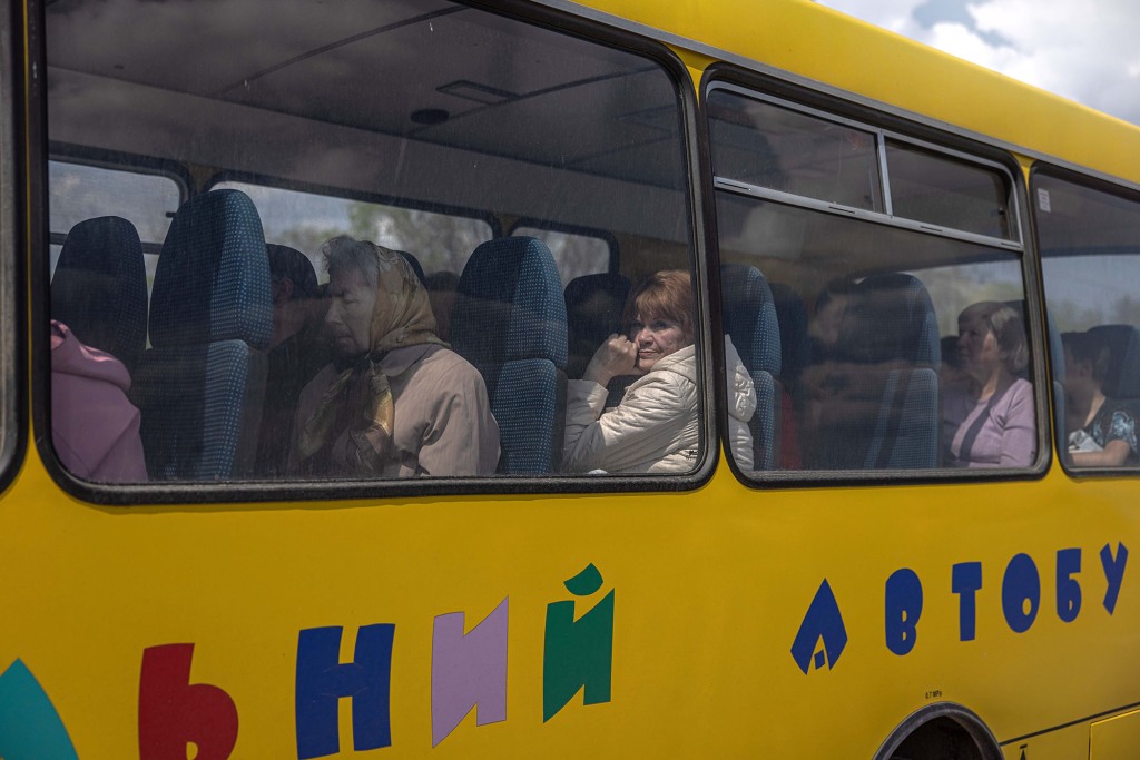 Binnenvertriebene sitzen in einem Bus, nachdem sie am 2. Mai 2022 aus der Frontstadt Orikhiv zum Evakuierungspunkt in Saporischschja, Ukraine, angekommen sind