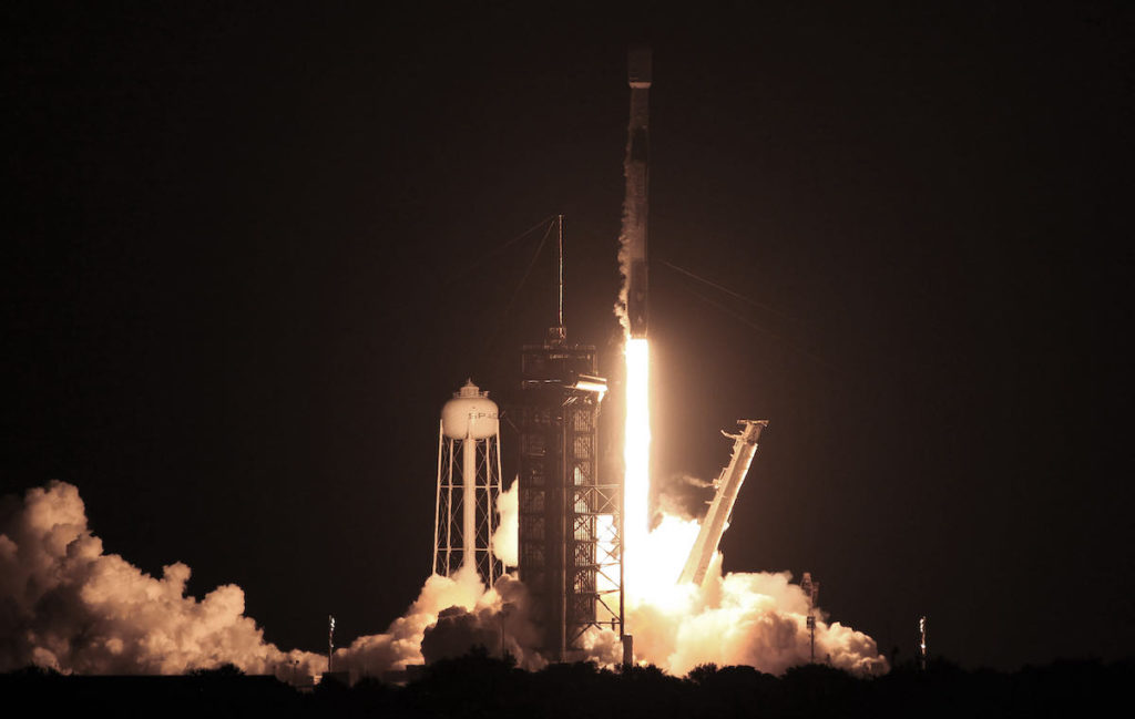 Weitere Starlink-Satelliten steigen beim Start der Falcon 9-Rakete vor Morgengrauen in die Umlaufbahn - Spaceflight Now