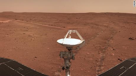Der Zhurong-Rover blickt auf seinen Lander und bietet gleichzeitig einen Blick auf den Landeplatz.